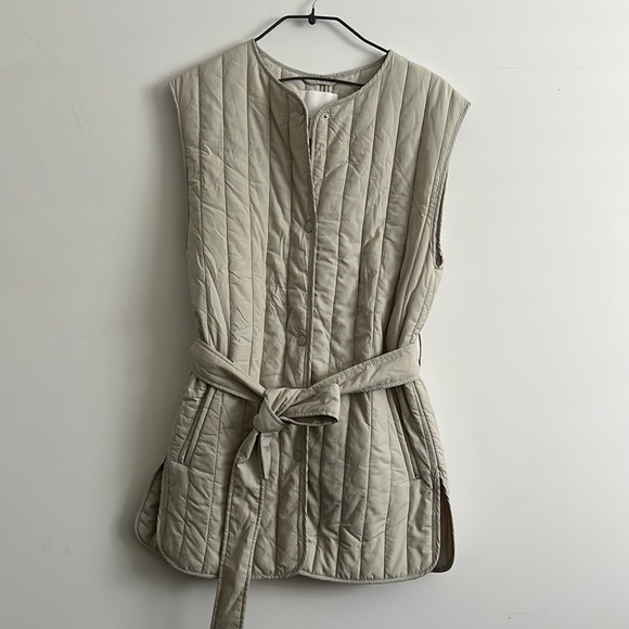 H&M Jackets & Blazers - H&M Vertical puffer pattern grey taupe / beige thin walking vest